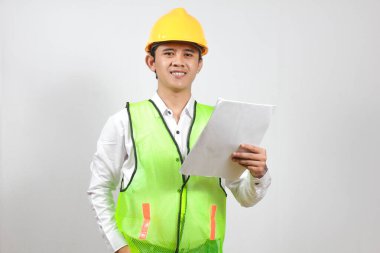 maden yöneticisi beyaz arkaplanda izole edilmiş raporu kontrol ediyor