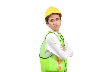 Beyaz arka planda izole edilmiş çapraz kollu düz yüzlü inşaat işçisi portresi