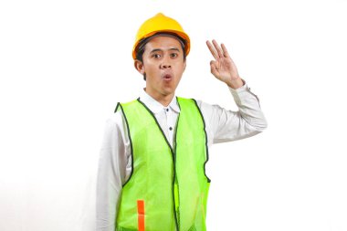 Şaşkın Genç İnşaat İşçisi Güvenlik Yeleği ve Sert Şapka Hareketi Tamam