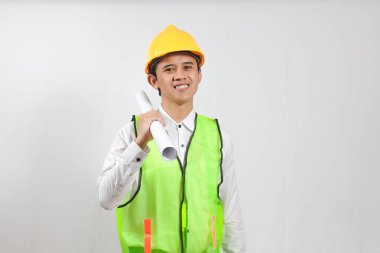 İnşaat işçisi şefimiz beyaz arka planda mutlu bir şekilde gülümsüyor..