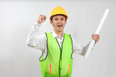 İnşaat müdürünün elinde bina ve otel inşaatında çok heyecanlı ve kendinden emin bir plan var. İzole edilmiş beyaz bir zemin.