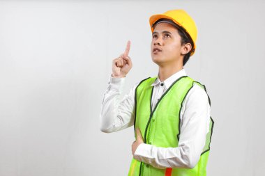 Profesyonel Genç İnşaat İşçisi Güven ve Güvenlik Teçhizatıyla Yükselişi Gösteriyor