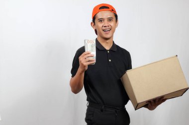 Paket kuryesi paket siparişini teslim eder ve belirli miktarda nakit ödeme alır.