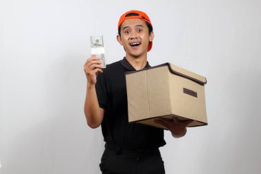 Paket kuryesi paket siparişini teslim eder ve belirli miktarda nakit ödeme alır.