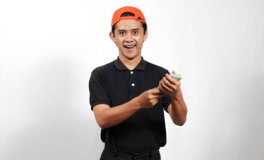 Teslimat çalışanı paket için nakit ödeme kabul ediyor