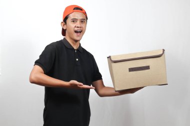 Heyecanlı Genç Teslimatçı, Avuç İçi Hareketli Kutuyu Sunar