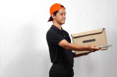 Paket kuryesi paket siparişini teslim eder ve belirli miktarda nakit ödeme alır.