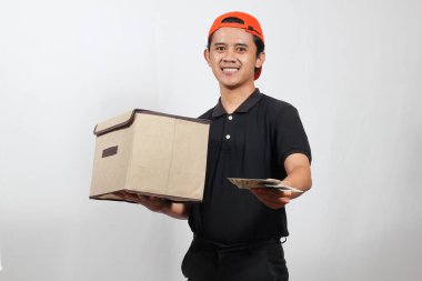 Paket kuryesi paket siparişini teslim eder ve belirli miktarda nakit ödeme alır.