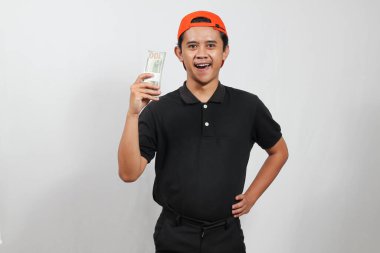 Paket kuryesi müşteriden nakit ödeme alıyor. Nakit ödeme konsepti