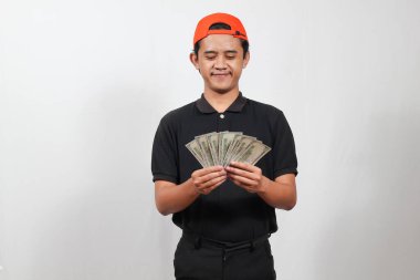 Paket kuryesi müşteriden nakit ödeme alıyor. Nakit ödeme konsepti