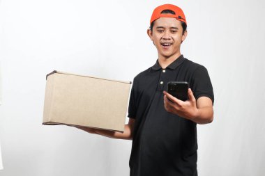 Happy teslimatçı siparişleri cep telefonuyla onaylıyor, hızlı nakliye hizmetleri için paket taşıyor.