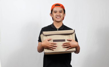 hızlı nakliye ve e-ticaret çözümleri için gülümsemeli bir teslimat işçisi elinde paketi