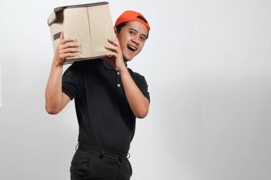 Turuncu şapkalı neşeli teslimatçı bugün teslimat için hazır.