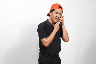 Paket kuryesi parayı tutuyor sıkıca sarılıp yanaklarına bastırıyor.