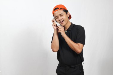 Paket kuryesi parayı tutuyor sıkıca sarılıp yanaklarına bastırıyor.