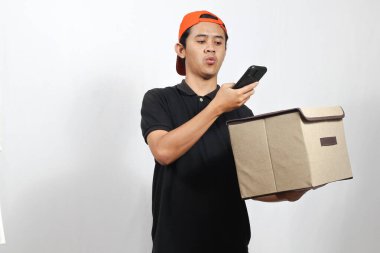 beyaz arkaplanda izole edilmiş paket üzerinde barkod tarama akıllı telefon tutan paket kuryesi