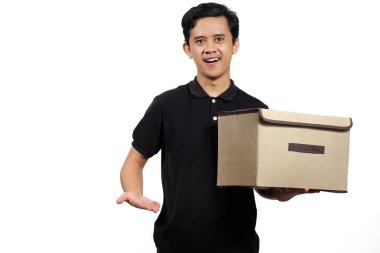 Heyecanlı Genç Teslimatçı, Avuç İçi Hareketli Kutu 'yu sunar