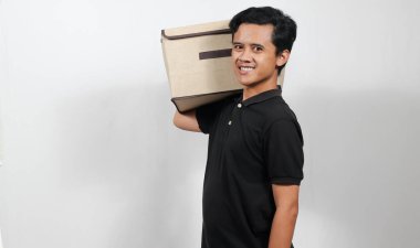 Paket kurye sipariş kutusu neşeli bir ifade gösteriyor, işini seviyor beyaz arka planda izole edilmiş