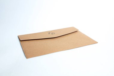 Karton kağıttan yapılmış düğün davetiyesi zarfı, beyaz arka planda izole edilmiş.