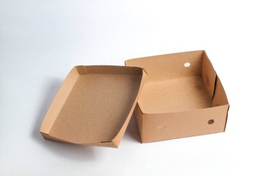 Beyaz arkaplanda izole edilmiş karton kağıttan yapılmış boş yiyecek kutusunu aç