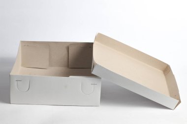 Beyaz arkaplanda izole edilmeden pirinç kutusu kabını aç