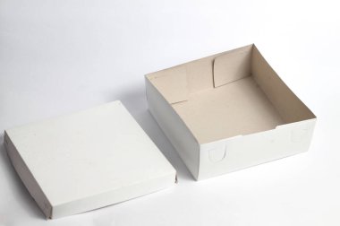 Beyaz arkaplanda izole edilmeden pirinç kutusu kabını aç