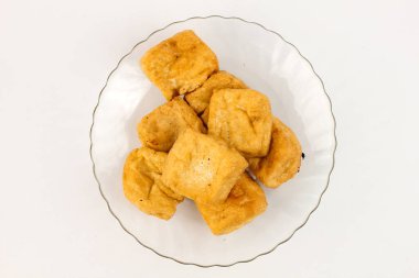 Zarif cam tabakta servis edilen kızarmış tofu küpleri lezzetli vejetaryen yemekleri ve sağlıklı yemekler için hazır.