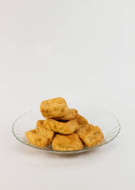 Zarif cam tabakta servis edilen kızarmış tofu küpleri lezzetli vejetaryen yemekleri ve sağlıklı yemekler için hazır.