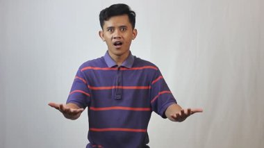 Beyaz arka planda izole edilmiş şok olmuş ve endişeli davranışlar sergileyen bir adam.