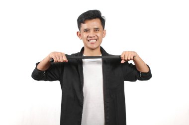 Beyaz arka planda siyah kuşak taşıyan Asyalı bir adam.