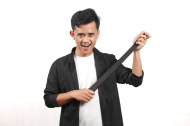 Beyaz arka planda siyah kuşak taşıyan Asyalı bir adam.