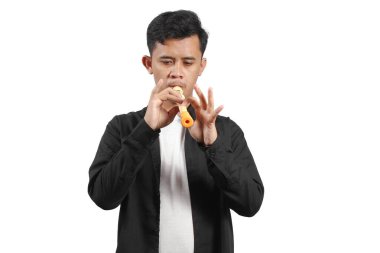 Konsere hazırlanmak için flüt çalan Asyalı adam