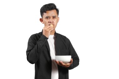 Asyalı bir adam beyaz arka planda kraker yiyor.