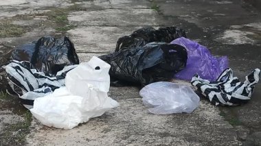 Plastik atık yığını yola saçılmış. kirli çevre kavramı