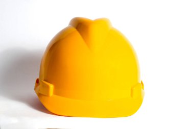 Beyaz arka planda izole edilmiş sarı başlık. Koruyucu başlık genellikle inşaat ve sanayi ortamlarında kullanılır..