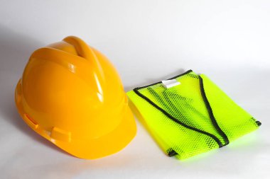 Güvenlik ve inşaat temaları vurgulanarak, beyaz arka planda sarı başlık ve katlanmış yansıtıcı güvenlik yeleği.