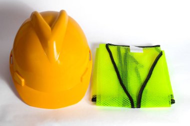 Güvenlik ve inşaat temaları vurgulanarak, beyaz arka planda sarı başlık ve katlanmış yansıtıcı güvenlik yeleği.