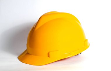 Beyaz arka planda izole edilmiş sarı başlık. Koruyucu başlık genellikle inşaat ve sanayi ortamlarında kullanılır..