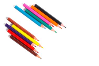 Beyaz arkaplanda izole edilmiş renkli kalemler.