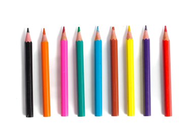 Beyaz arkaplanda izole edilmiş renkli kalemler.