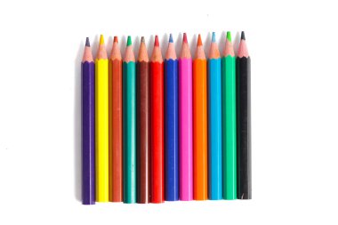 Beyaz arkaplanda izole edilmiş renkli kalemler.