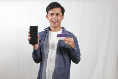  Endonezya akıllı kartı (KIP) ve siyah ekran akıllı telefon taşıyan mavi tişörtlü ve beyaz tişörtlü adam