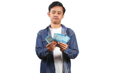 Sırt çantalı genç bir adam, Endonezya Rupiah 'ının elinde macerasına hazır olmasından heyecan duyuyor. Olasılıkları, seyahat ve finansal özgürlüğü hayal edin.!