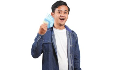 Sırt çantalı genç bir adam, Endonezya Rupiah 'ının elinde macerasına hazır olmasından heyecan duyuyor. Olasılıkları, seyahat ve finansal özgürlüğü hayal edin.!