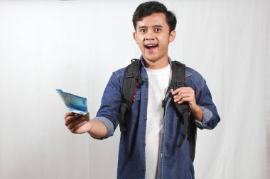 Kot gömlek ve çanta giyen Asyalı öğrenciler 50 bin rupia 'lık banknotlar bulundurmaktan çok mutlular. Okul sübvansiyon yardımı alanlar konsepti