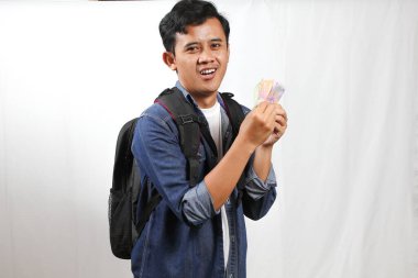 Neşeli Milenyum Kağıt Tutma Kağıt Notları Sırt Çantası Stüdyo Portresi Takıyor