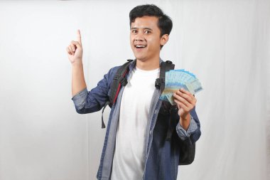 Gülümseyen Asyalı Adam Endonezya Rupia 'sını Tutarken Yükselen Hareketi Gösteriyor