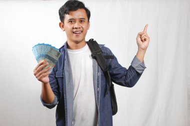 Gülümseyen Asyalı Adam Endonezya Rupia 'sını Tutarken Yükselen Hareketi Gösteriyor