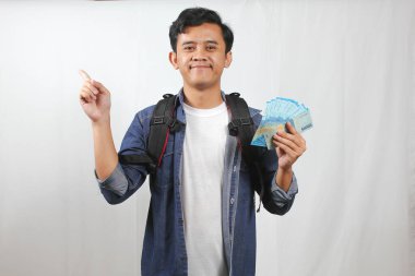 Gülümseyen Asyalı Adam Endonezya Rupia 'sını Tutarken Yükselen Hareketi Gösteriyor