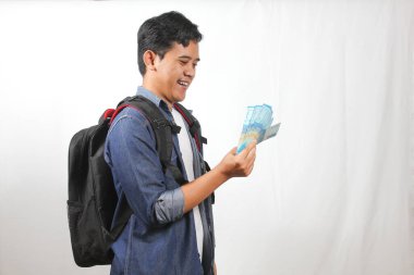 Neşeli Genç Gezgin Beyaz Arka plan Seyahat Konseptine Para Sayıyor